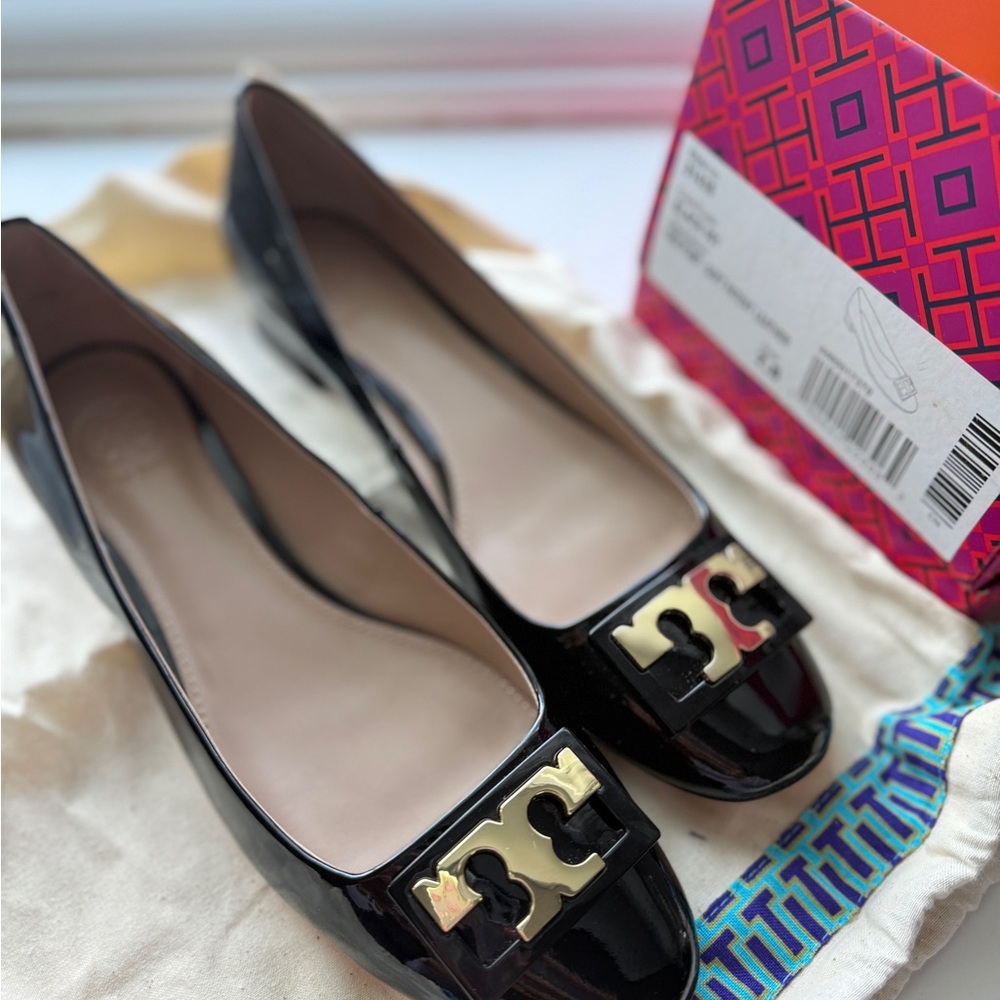 Tory Burch Gigi Pump Black Patent Leather Size 7.5 Gold Logo 90% New